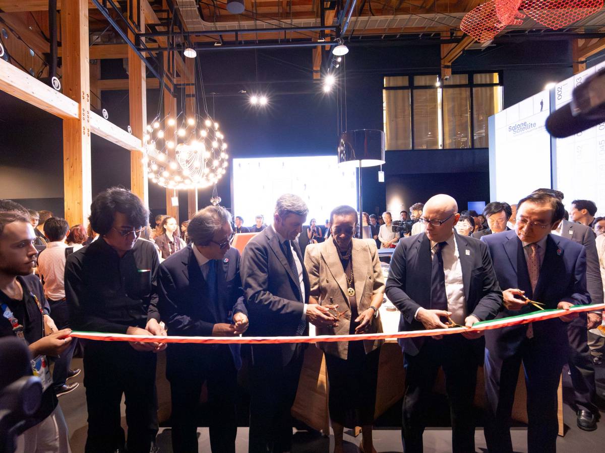 Mostra SaloneSatellite a Osaka-taglio del nastro