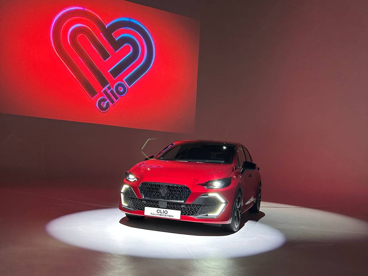 Nuova Renault Clio, rivoluzione totale: design riscritto ed evidente salto di qualità
