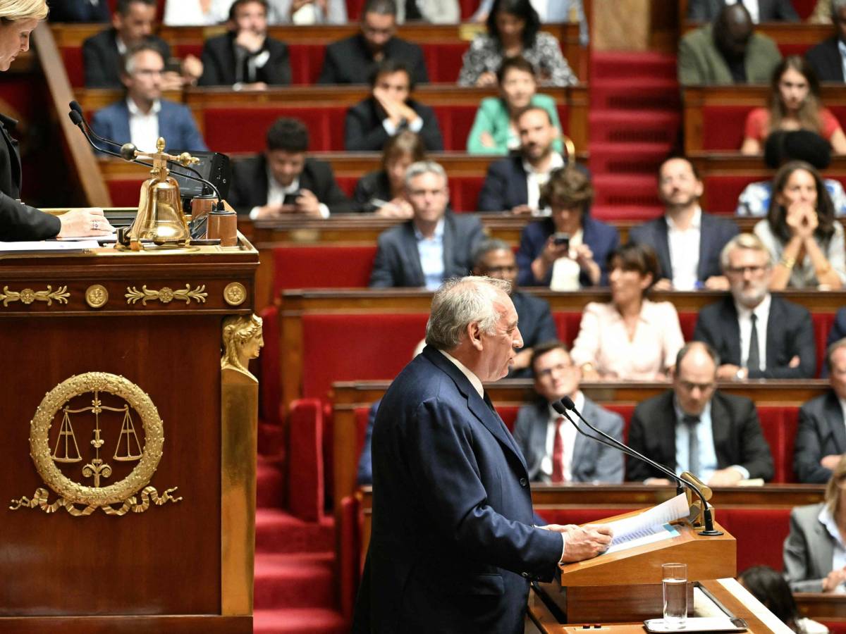 Crisi nera in Francia, cade il governo Bayrou Crisi nera in Francia, cade il governo Bayrou