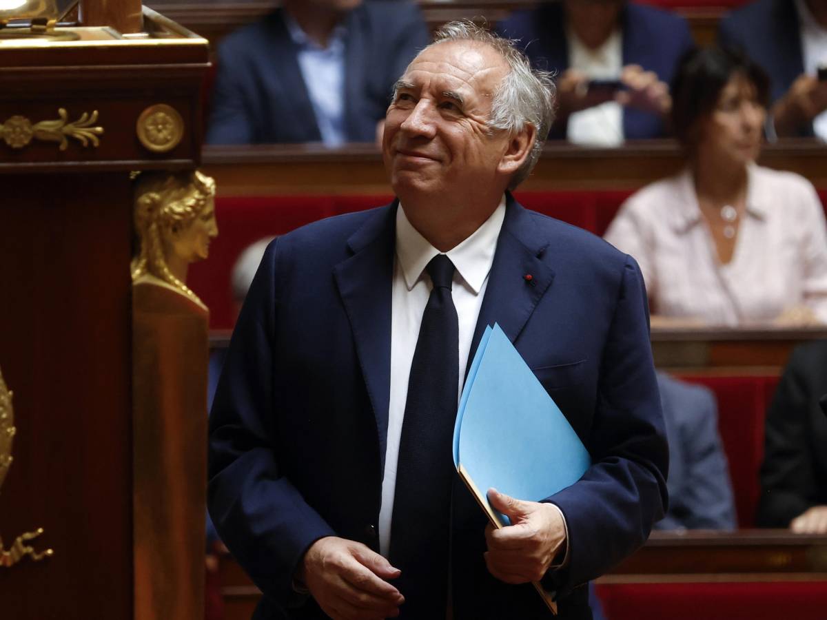 Sfiduciato Bayrou. Le Pen: al voto. Mélenchon: "Macron se ne vada" Sfiduciato Bayrou. Le Pen: al voto. Mélenchon: "Macron se ne vada"
