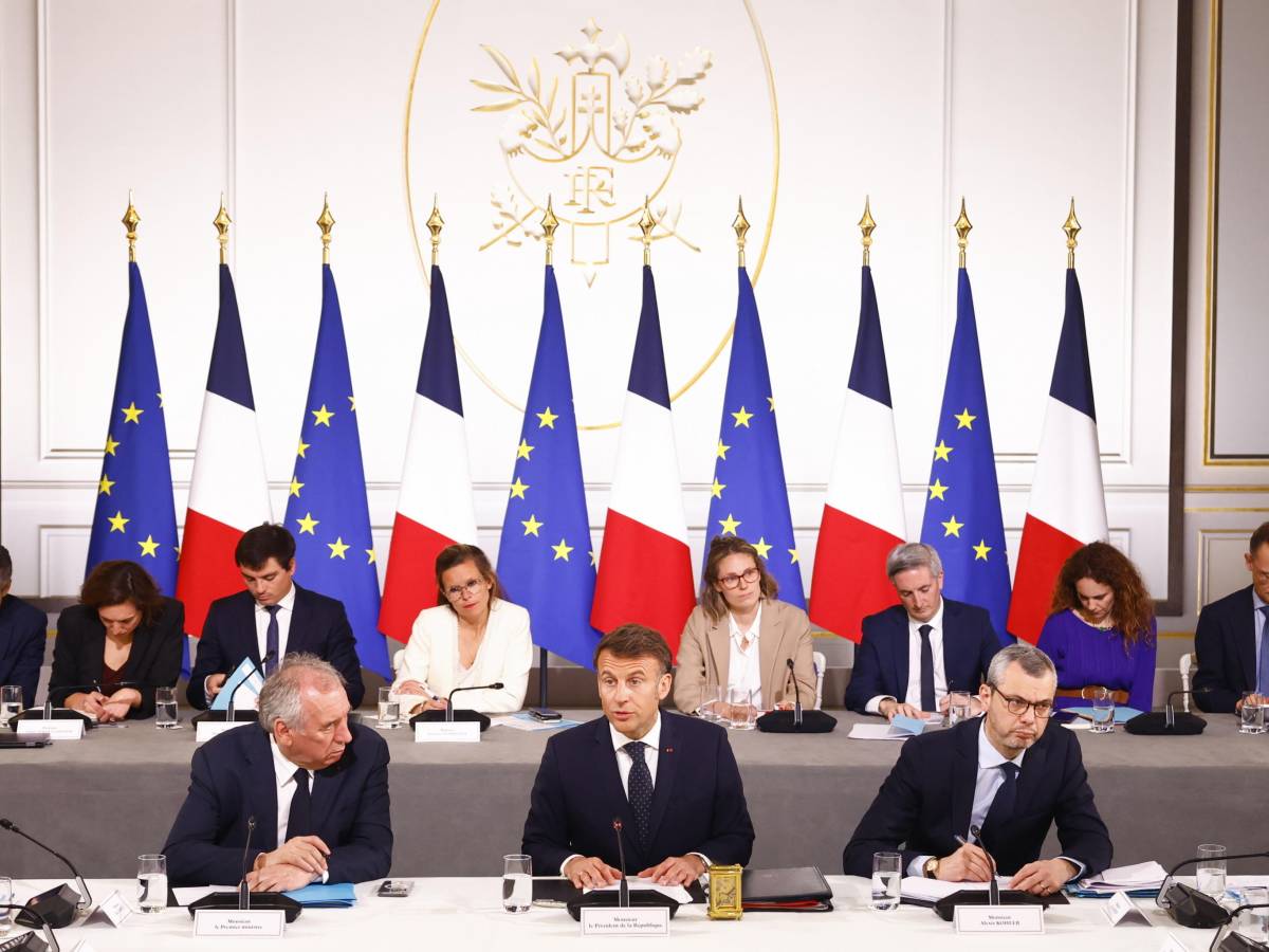 le borse restano alla finestra ma la corte avverte bruxelles pi249 flessibilit224 nel bilancio
