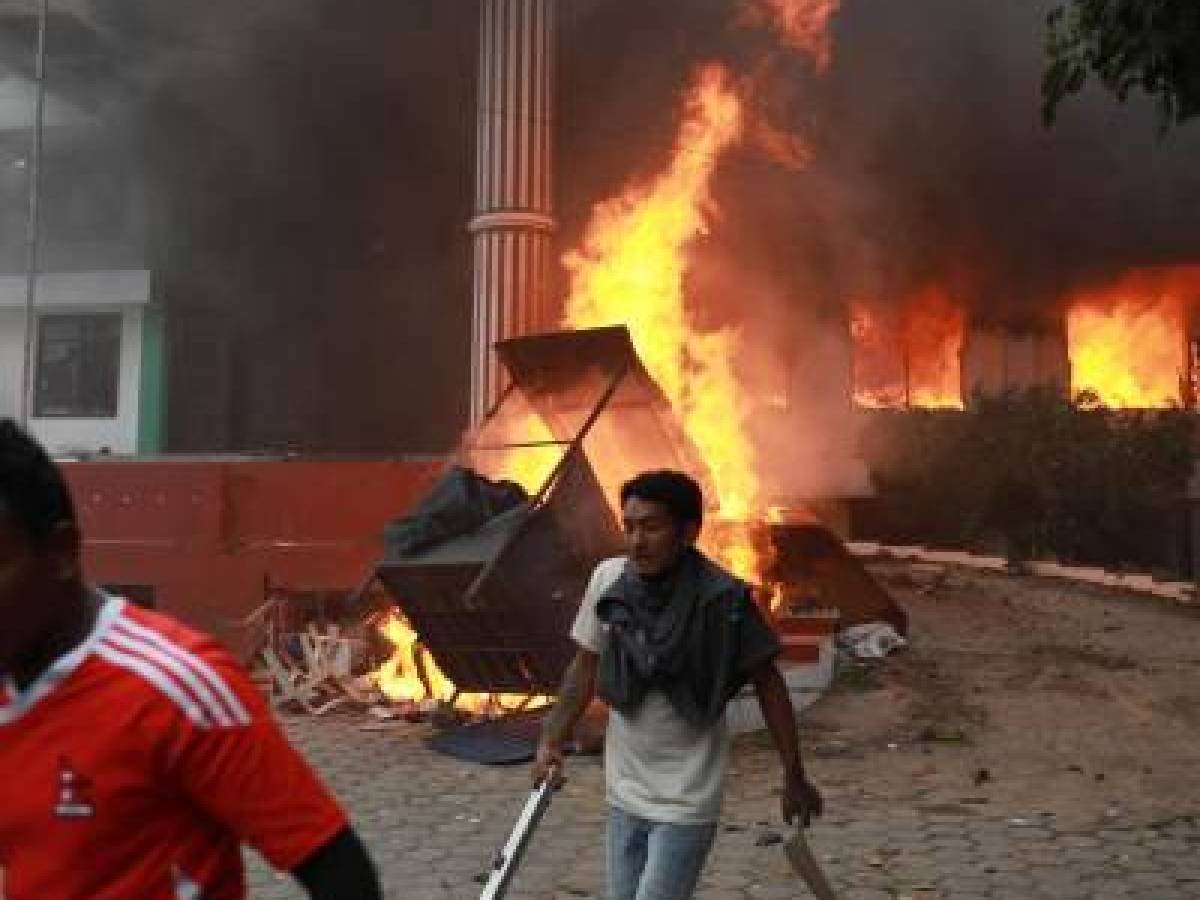 Nepal nel caos. Lo stop ai social scatena la rabbia della Gen Z: assaltato il Parlamento Nepal nel caos. Lo stop ai social scatena la rabbia della Gen Z: assaltato il Parlamento
