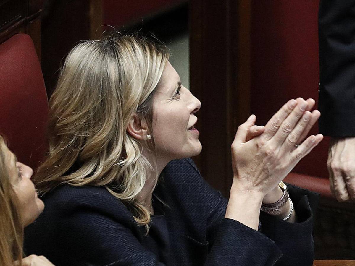 Caso Almasri, il ministero sta con Bartolozzi. Ma la sinistra parte all’assalto: “Dimissioni” Caso Almasri, il ministero sta con Bartolozzi. Ma la sinistra parte all’assalto: “Dimissioni”