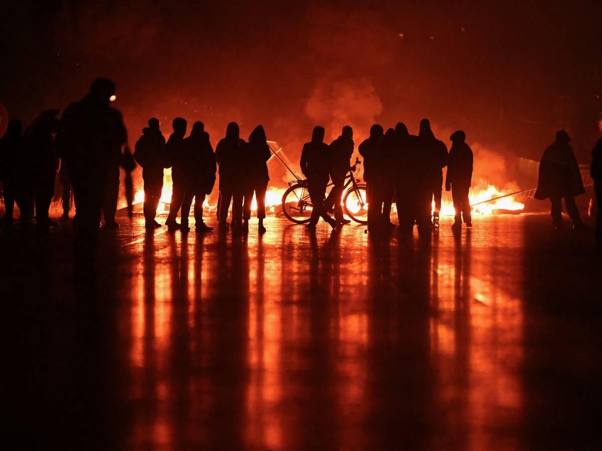 blocchiamo tutto la rabbia di piazza e il rischio scontri il paese si barrica
