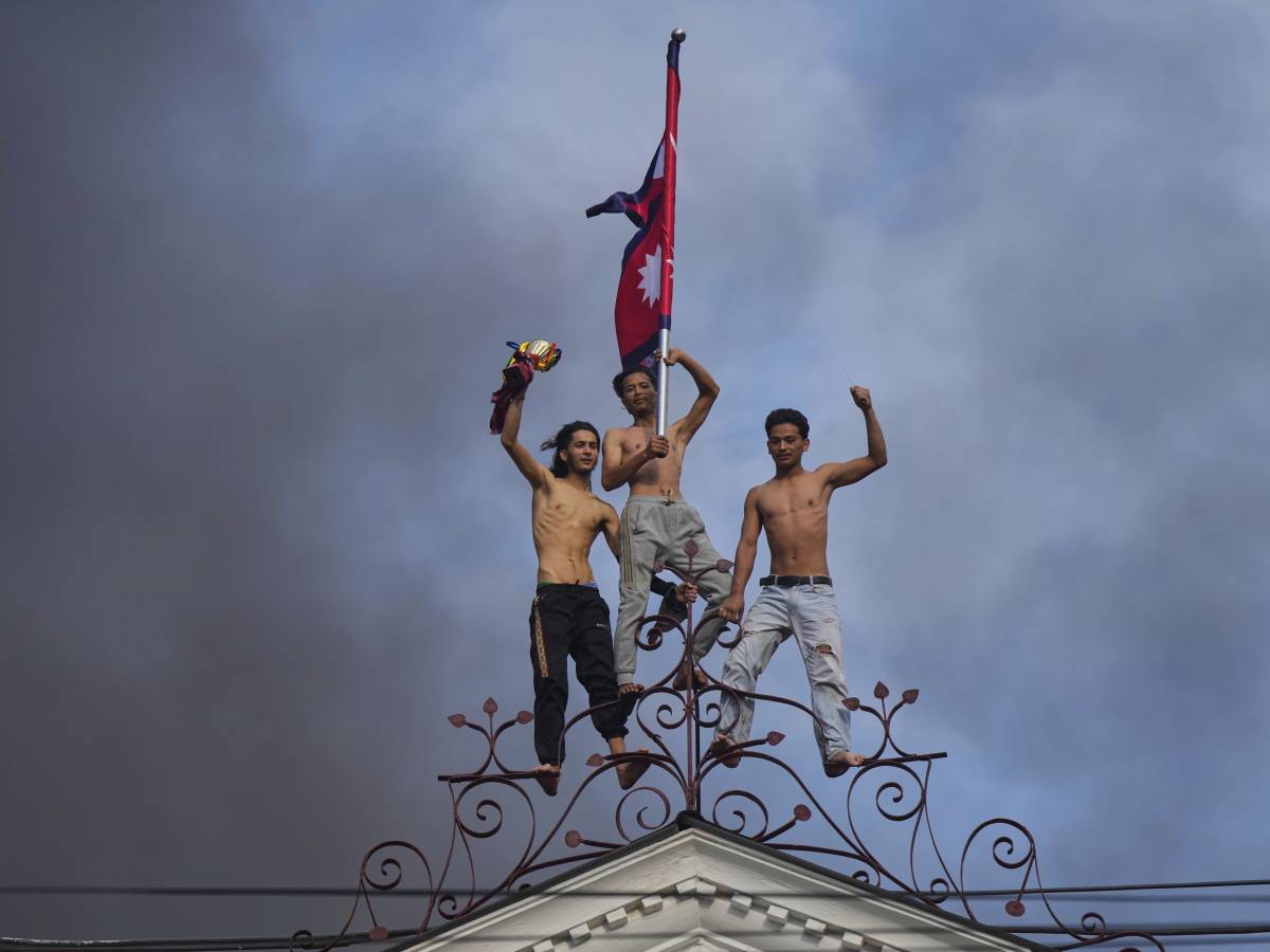 Rivolta social in Nepal, la GenZ brucia i palazzi del potere