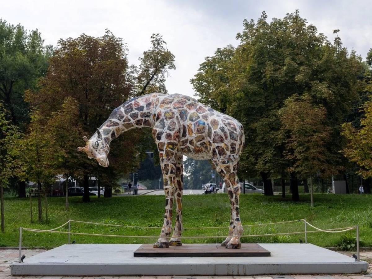 inequalities dopo l elefante in triennale arriva la giraffa di rothschild