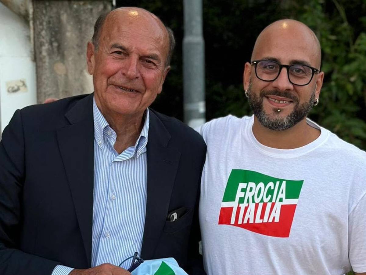 alla festa dell unit224 spunta la maglia froc italia e bersani se la ride