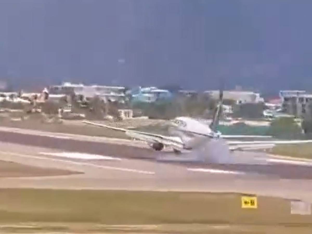 choc all aeroporto ai caraibi aereo atterra senza carrello passeggeri terrorizzati