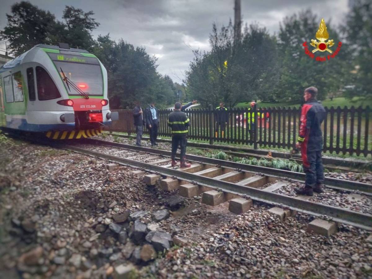 maltempo danni in tutto il nord in lombardia treno fermato a pochi metri da voragine