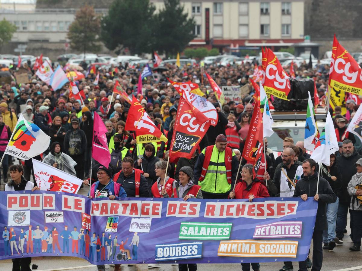 scontri e proteste il movimento bloquons tout paralizza la francia 200 arresti a parigi