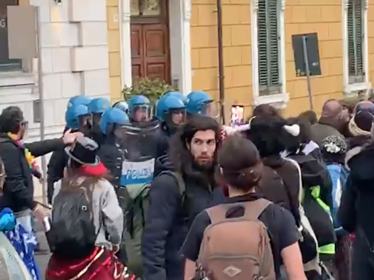 calci a un poliziotto a terra e aggressioni tre arresti per il carnevale no ponte