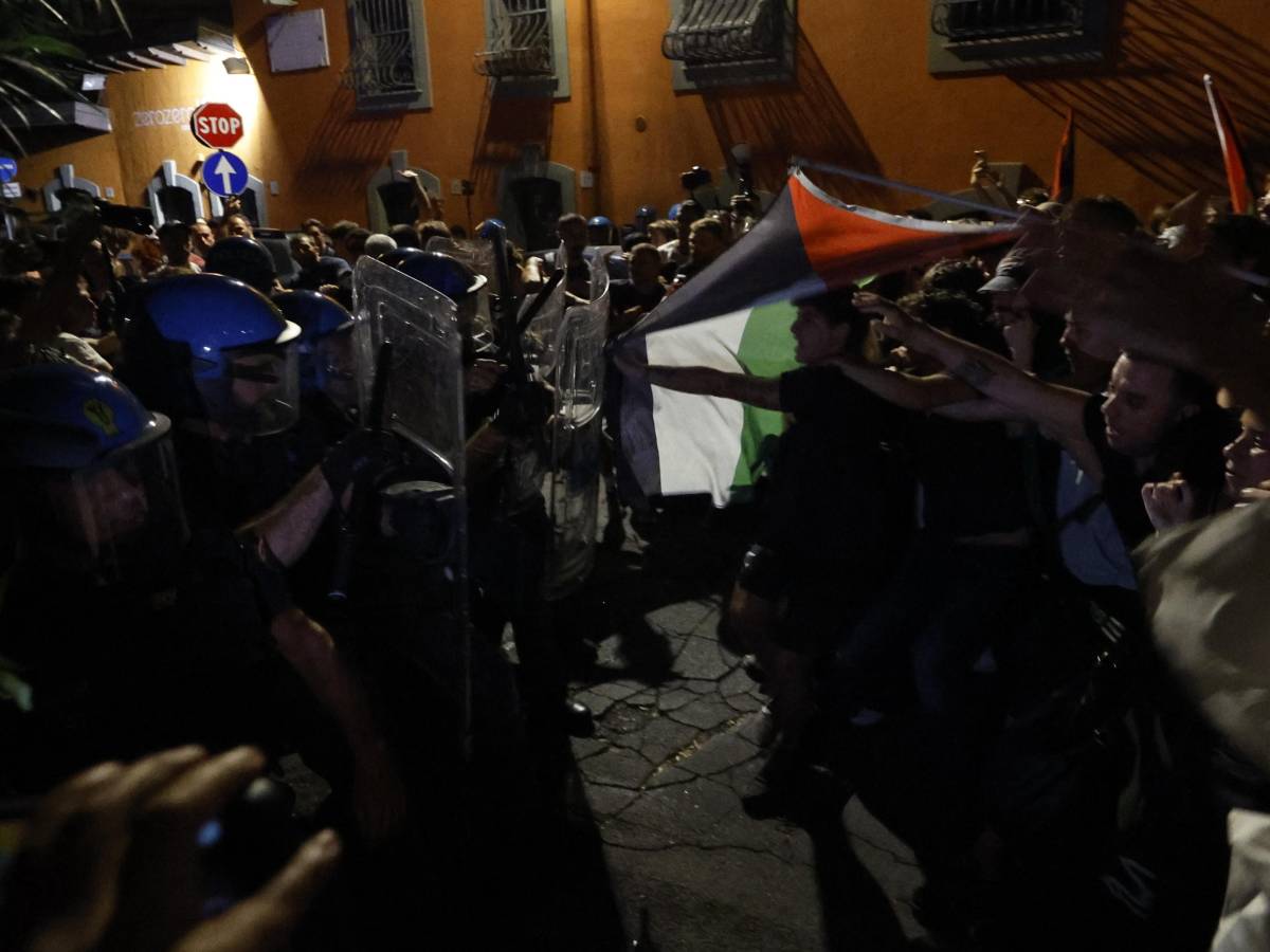 "Quando ti sputano addosso ti fanno sentire sporco". La rabbia dei poliziotti dopo gli scontri per la Flotilla "Quando ti sputano addosso ti fanno sentire sporco". La rabbia dei poliziotti dopo gli scontri per la Flotilla