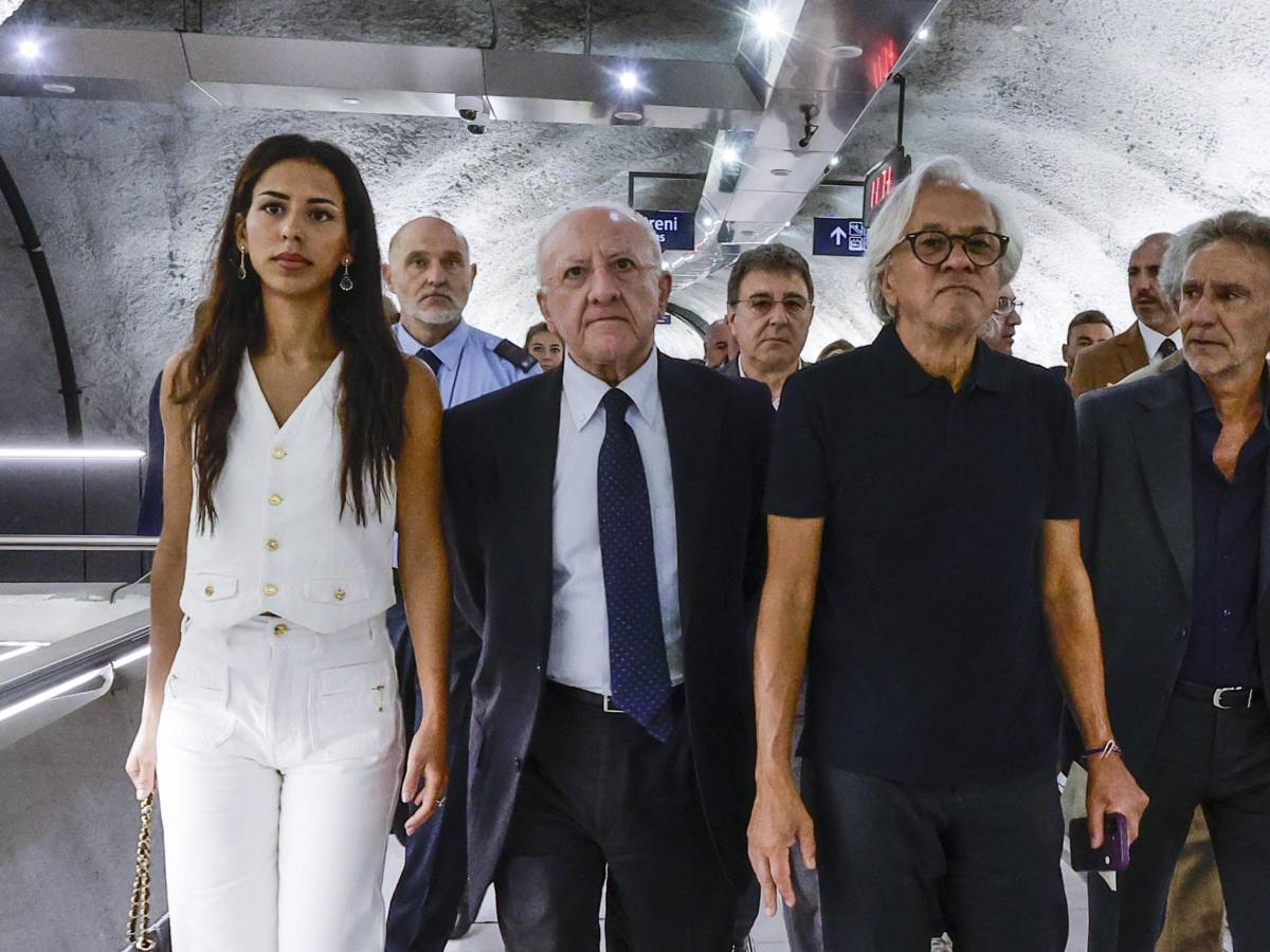 "La figlia di Kapoor...". La gaffe di De Luca con lo scultore indiano: la donna è sua moglie