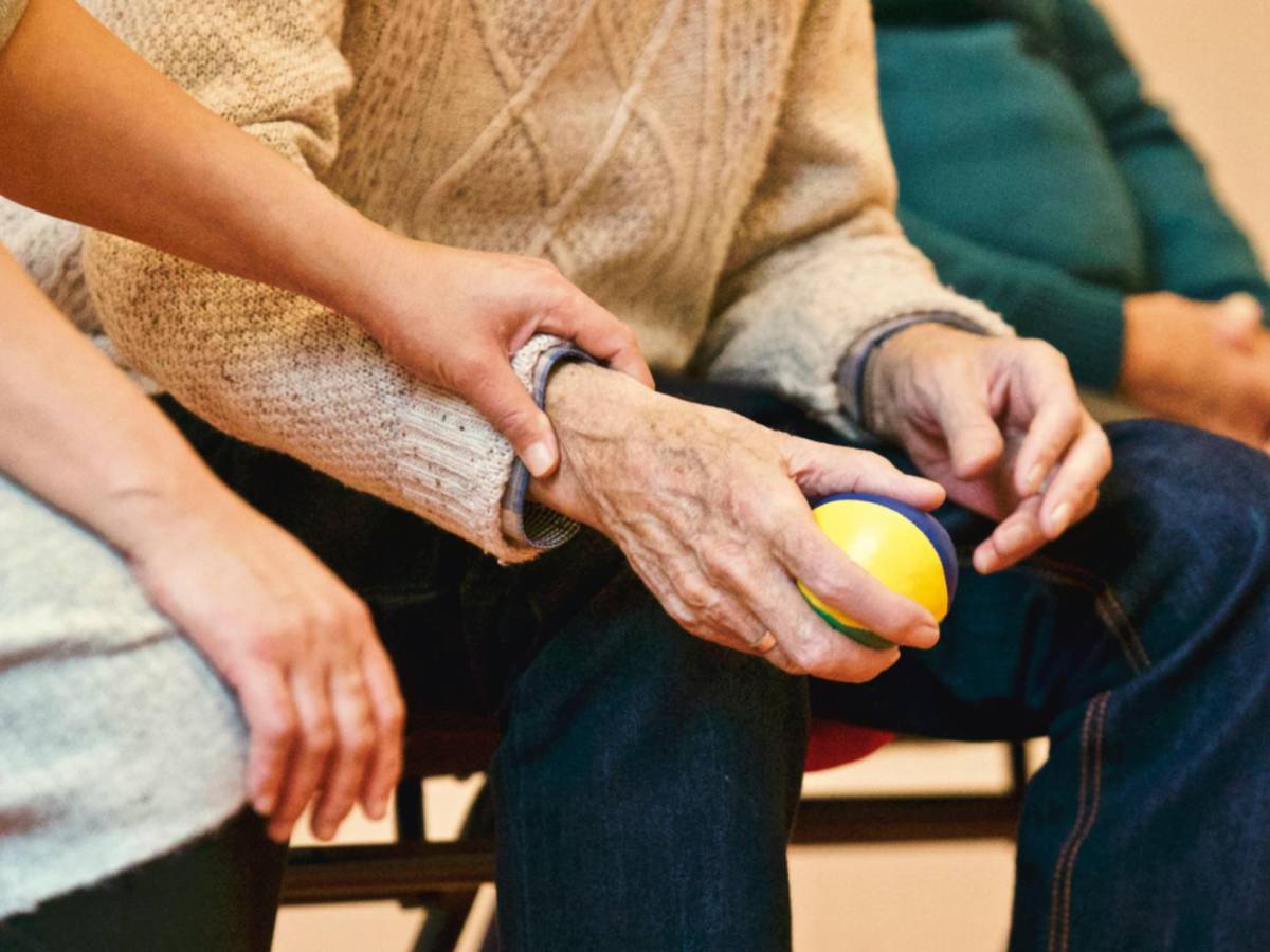 Figli o parenti come badanti, è possibile? Ecco in quali circostanze Figli o parenti come badanti, è possibile? Ecco in quali circostanze