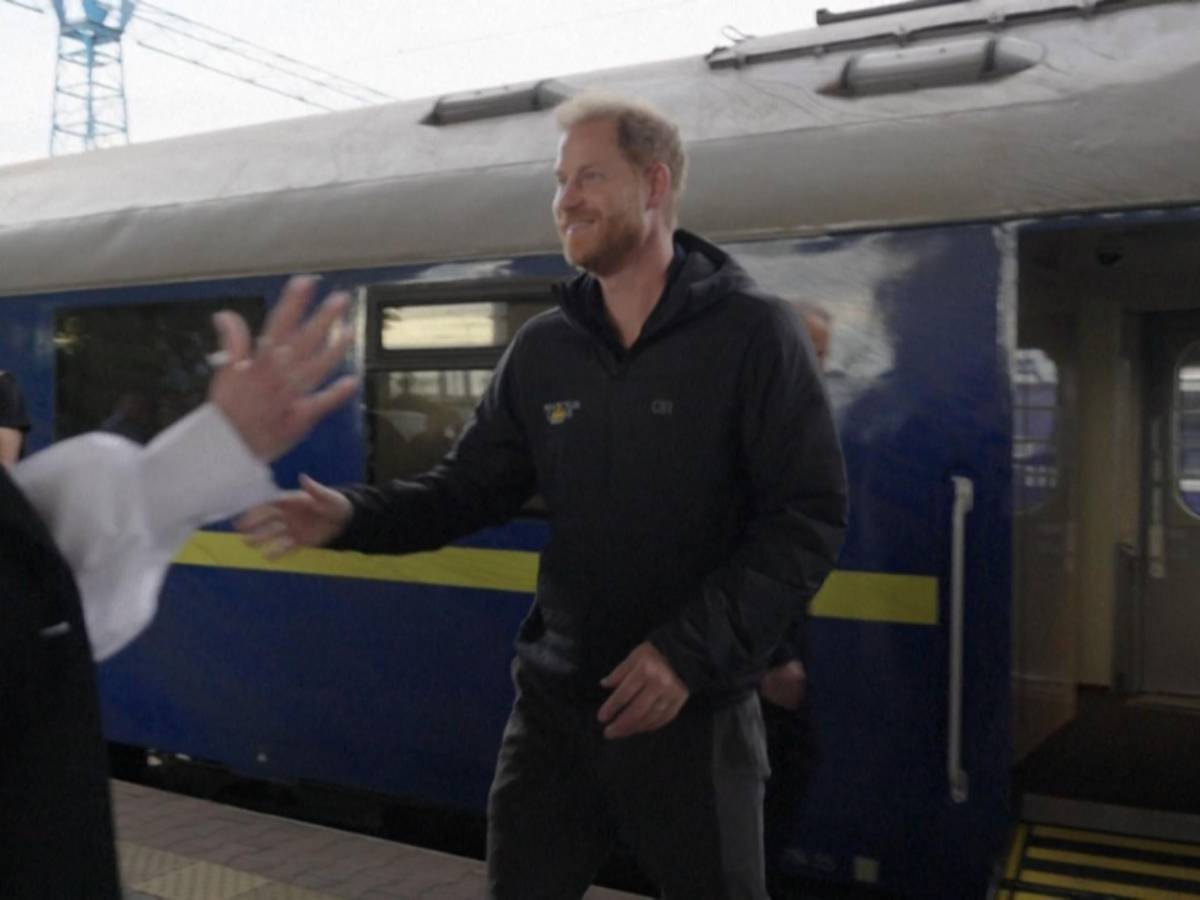 Il principe Harry a sorpresa in Ucraina: "Ho dovuto consultarmi col governo... e con Meghan"