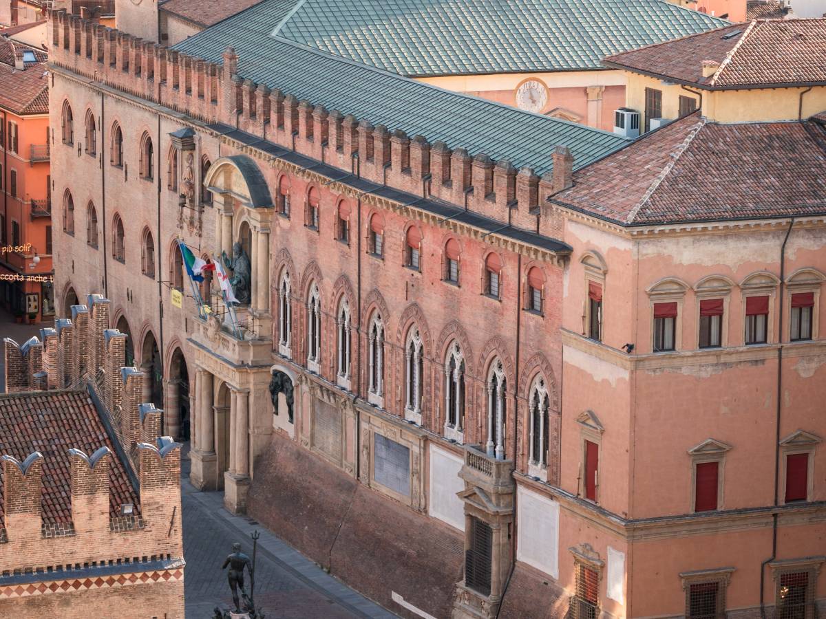 Ronald McDonald in croce, scattano le polemiche a Bologna: "Blasfemo e offensivo" Ronald McDonald in croce, scattano le polemiche a Bologna: "Blasfemo e offensivo"