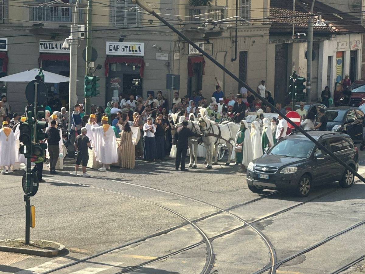 Cavalli e carrozza bianchi per il matrimonio straniero, strada bloccata: scoppia il caso a Torino
