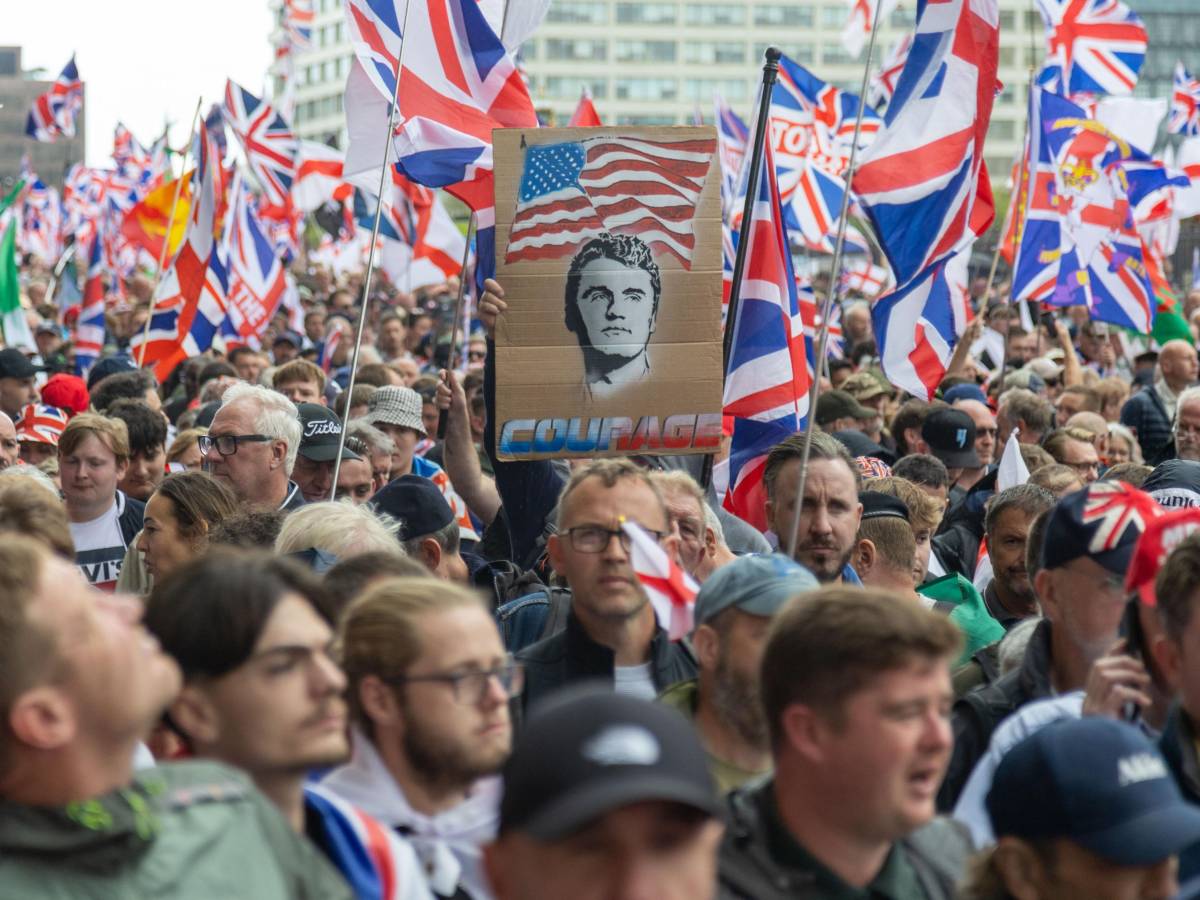 I Nazionalisti sfilano a Londra: 100 mila in piazza tra slogan patriottici e il ricordo di Charlie Kirk
