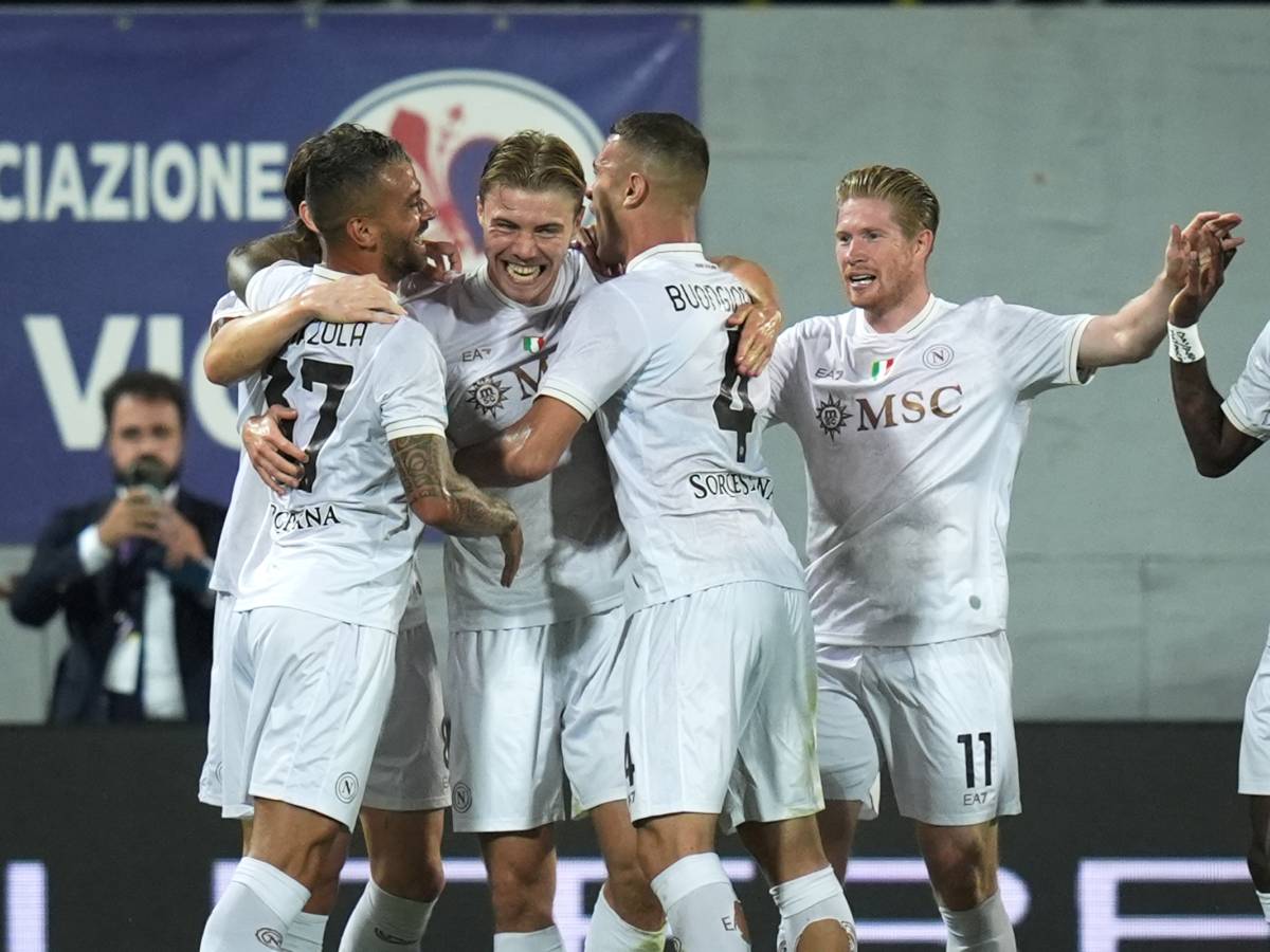 Il Napoli risponde alla Juve e cala il tris alla Fiorentina. Azzurri in testa a punteggio pieno Il Napoli risponde alla Juve e cala il tris alla Fiorentina. Azzurri in testa a punteggio pieno