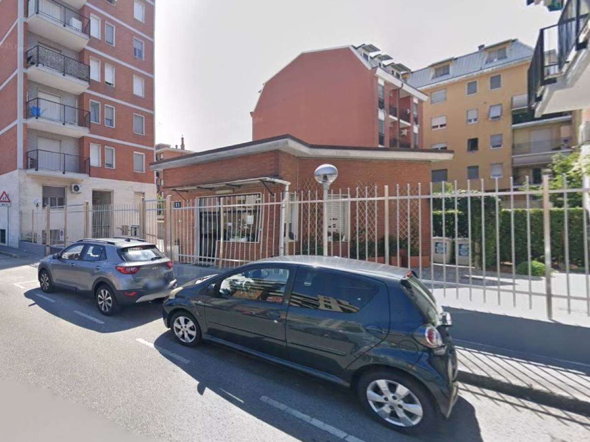 Milano, si getta dal balcone per suicidarsi e colpisce una passante: morta una 83enne, lui resta ferito Milano, si getta dal balcone per suicidarsi e colpisce una passante: morta una 83enne, lui resta ferito