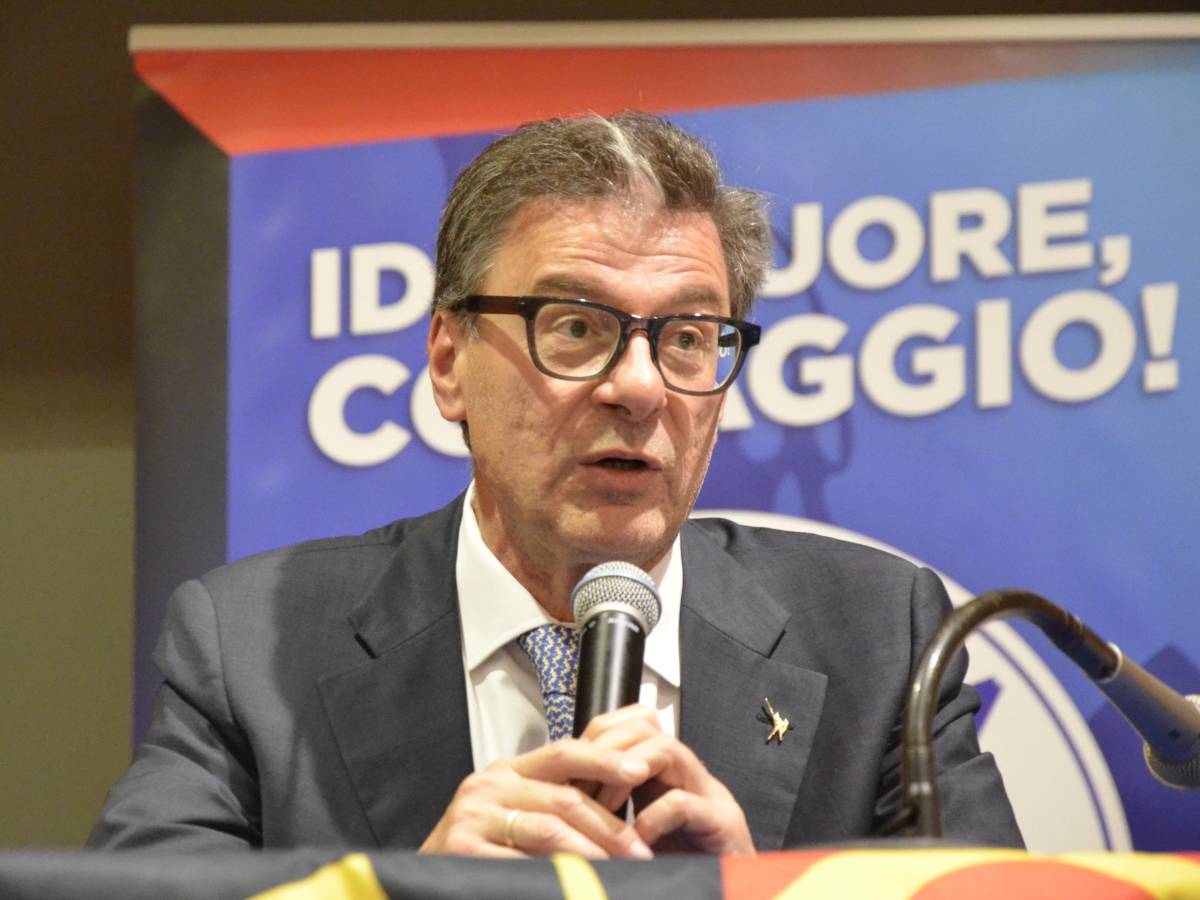 Manovra, la priorità di Giorgetti: "Famiglie e lavoratori al centro" Manovra, la priorità di Giorgetti: "Famiglie e lavoratori al centro"
