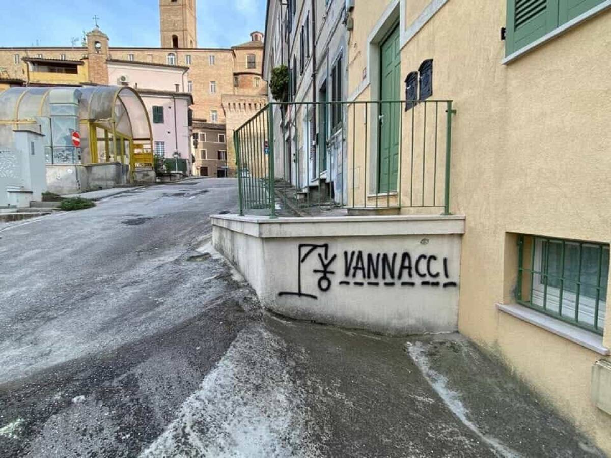 A Jesi appare un murales con Vannacci appeso a testa in giù, la replica: "Me ne frego" A Jesi appare un murales con Vannacci appeso a testa in giù, la replica: "Me ne frego"