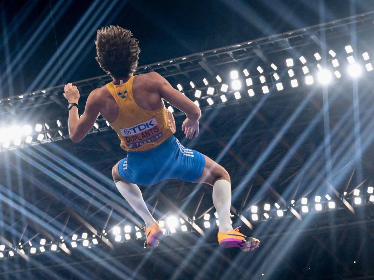 Il volo infinito di Duplantis: il salto con l