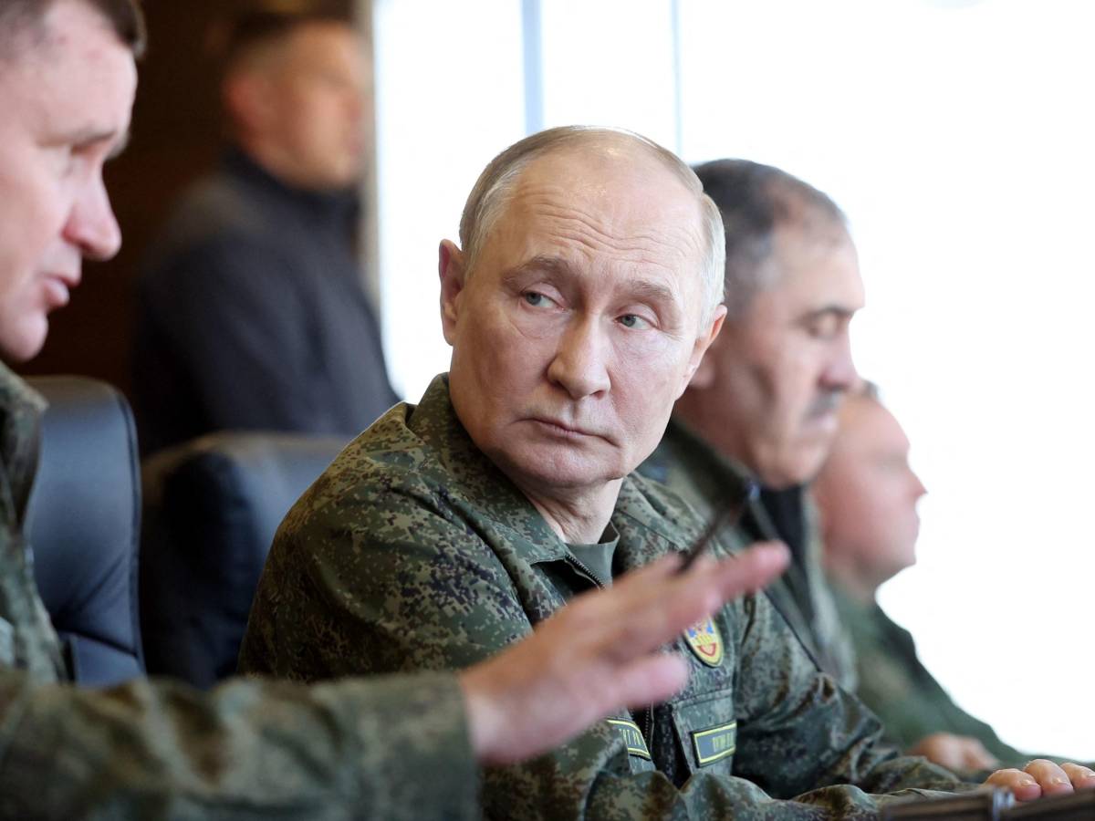 Putin avvisa la Nato in divisa militare: testato il missile ipersonico Oreshnik e armi nucleari tattiche Putin avvisa la Nato in divisa militare: testato il missile ipersonico Oreshnik e armi nucleari tattiche