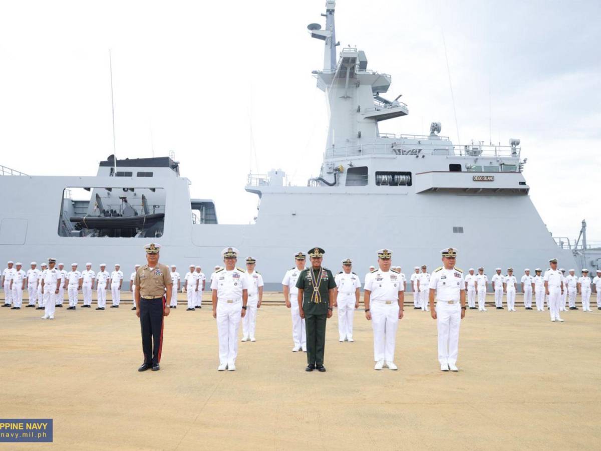 Una nuova nave da guerra e gli strani droni: cosa c
