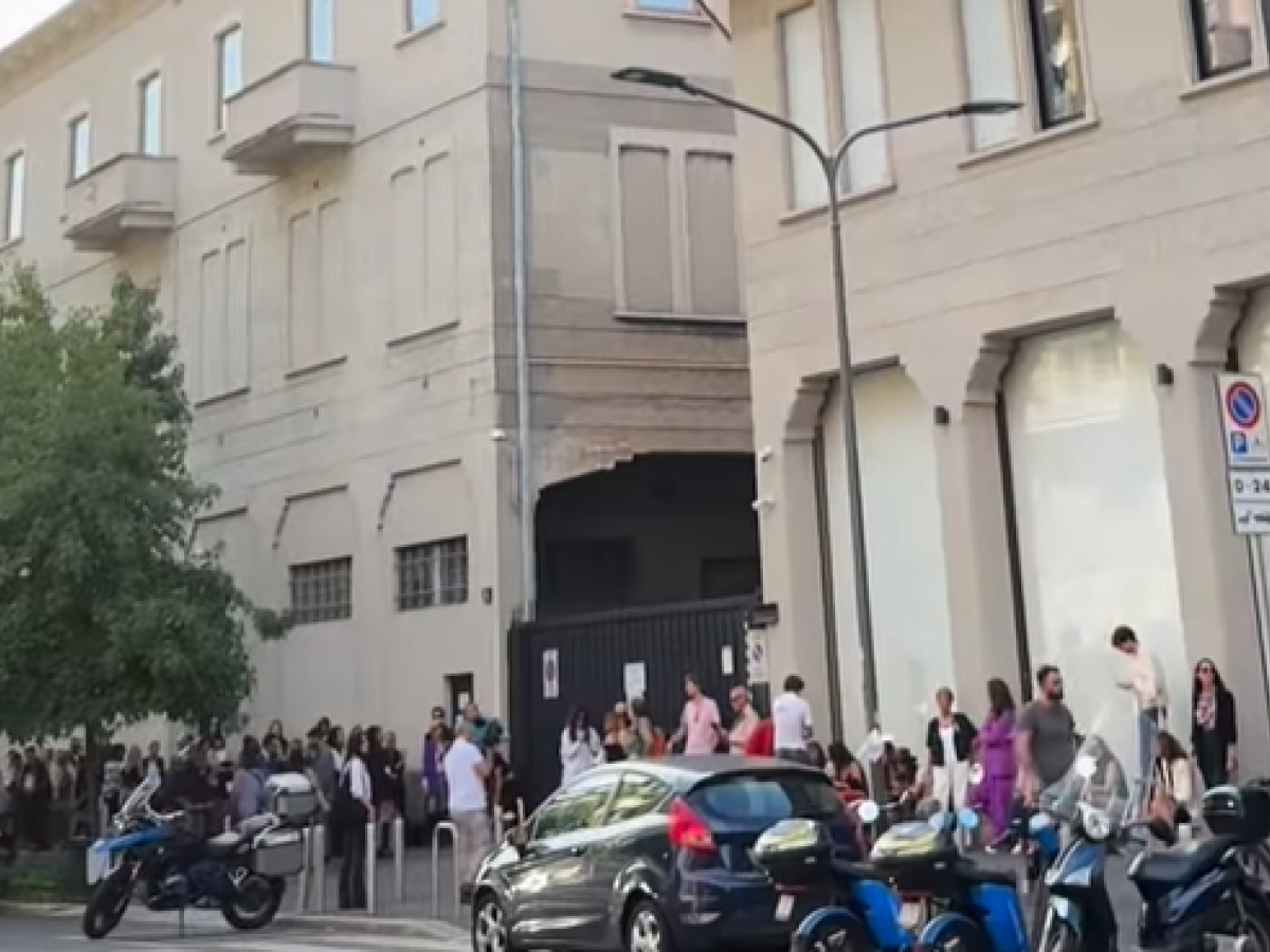 File di 1 km per un po