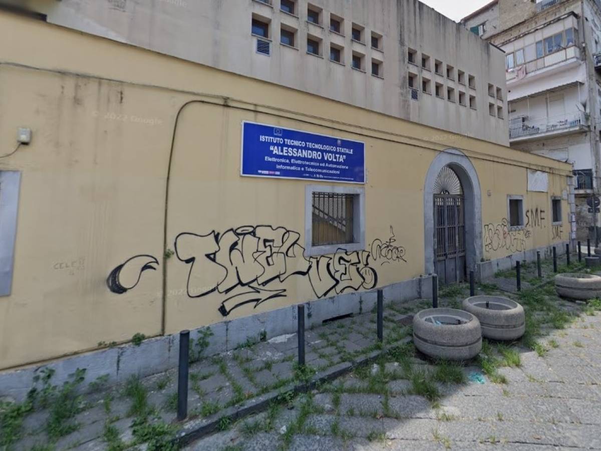 Napoli, 17enne prende a martellate l