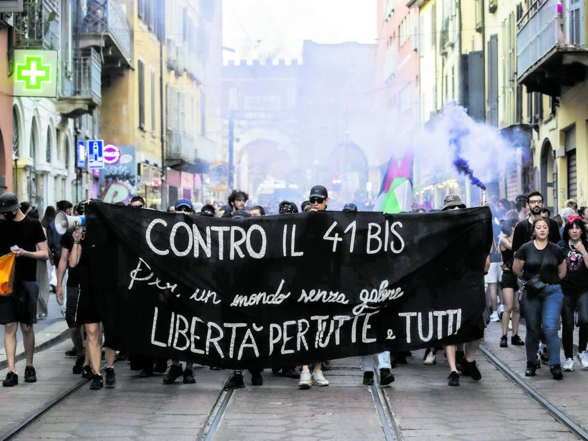 cospito altre due condanne per i cortei violenti le proteste nei social anarchici da Ilgiornale.it cospito altre due condanne per i cortei violenti le proteste nei social anarchici