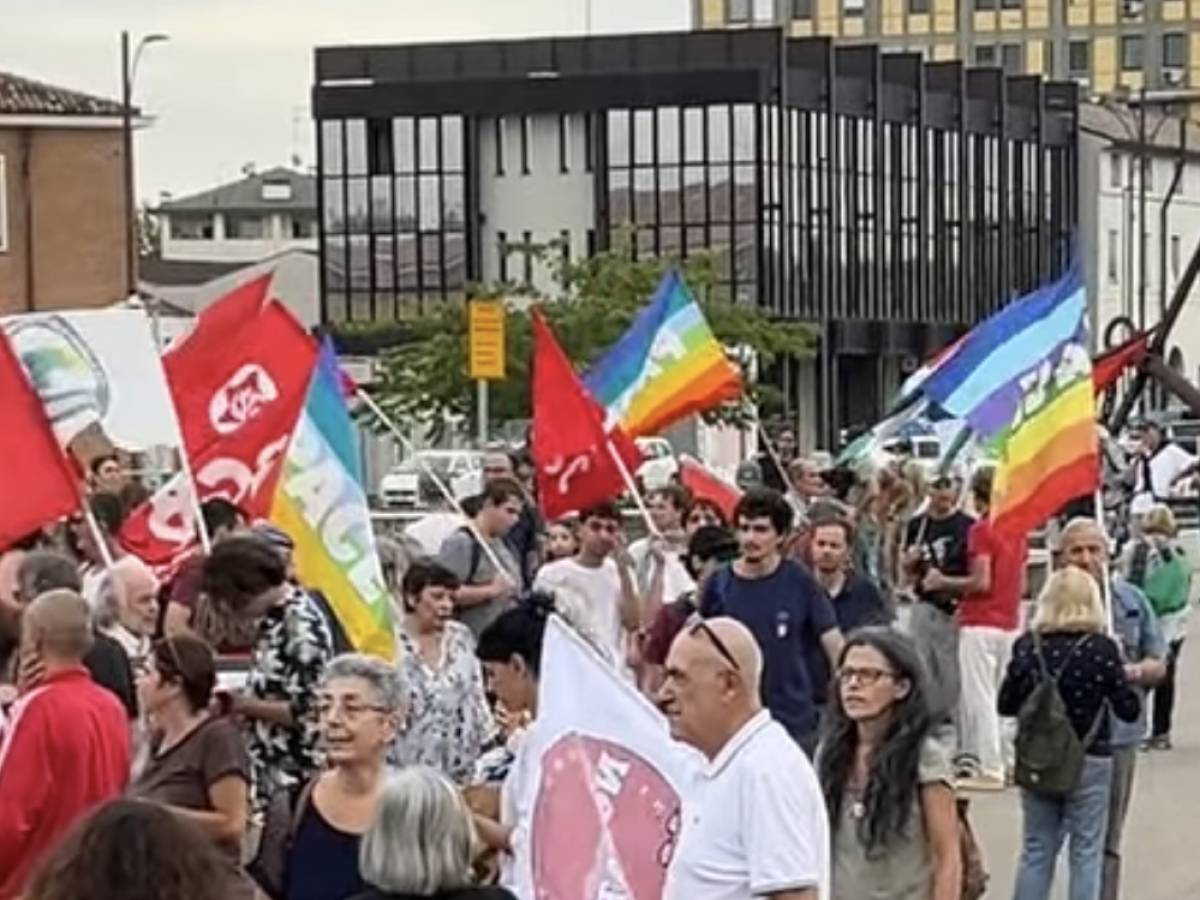 "Non stiamo con governi criminali". Bloccati esplosivi per Haifa nel porto di Ravenna: cosa è successo