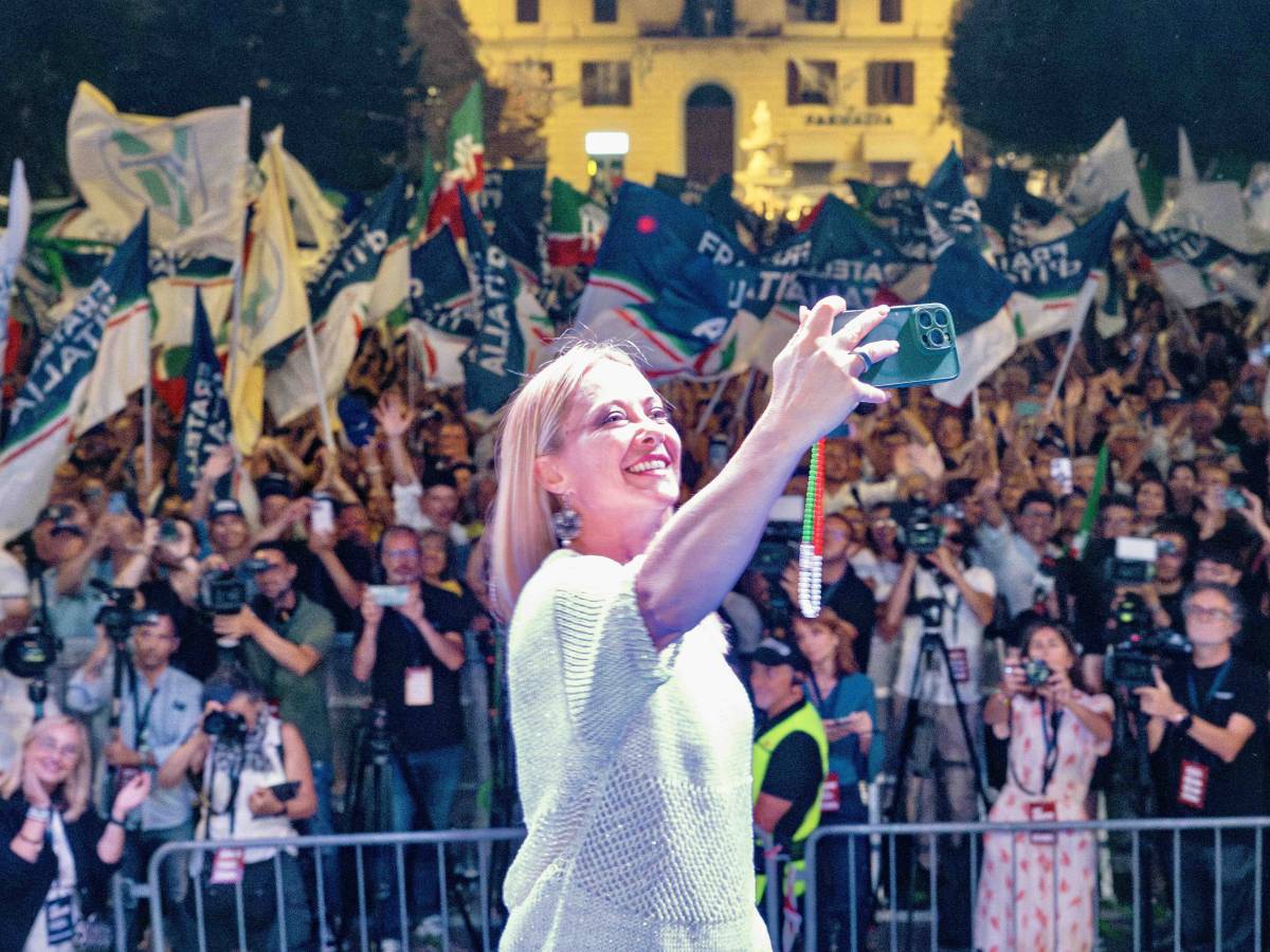 Meloni, fedeltà record: quasi 8 su 10 rivotano Fdi. Conte vince il derby col Pd e rosicchia 6 punti a Elly. Ma l Meloni, fedeltà record: quasi 8 su 10 rivotano Fdi. Conte vince il derby col Pd e rosicchia 6 punti a Elly. Ma l