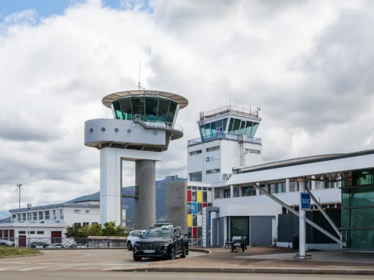 Controllore di volo si addormenta: aereo bloccato sopra la Corsica per un