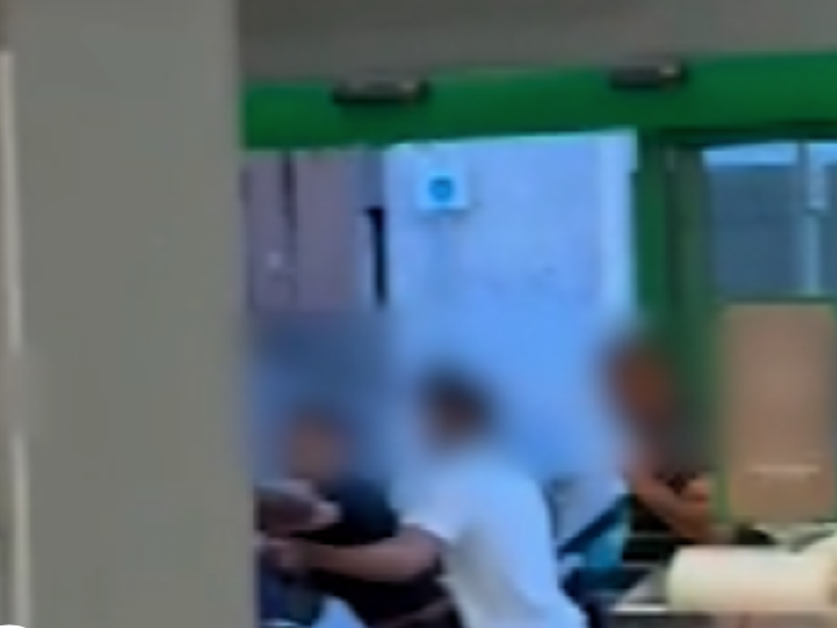 Il vigilante li ferma per furto, loro lo pestano fino a fargli perdere i sensi Il vigilante li ferma per furto, loro lo pestano fino a fargli perdere i sensi