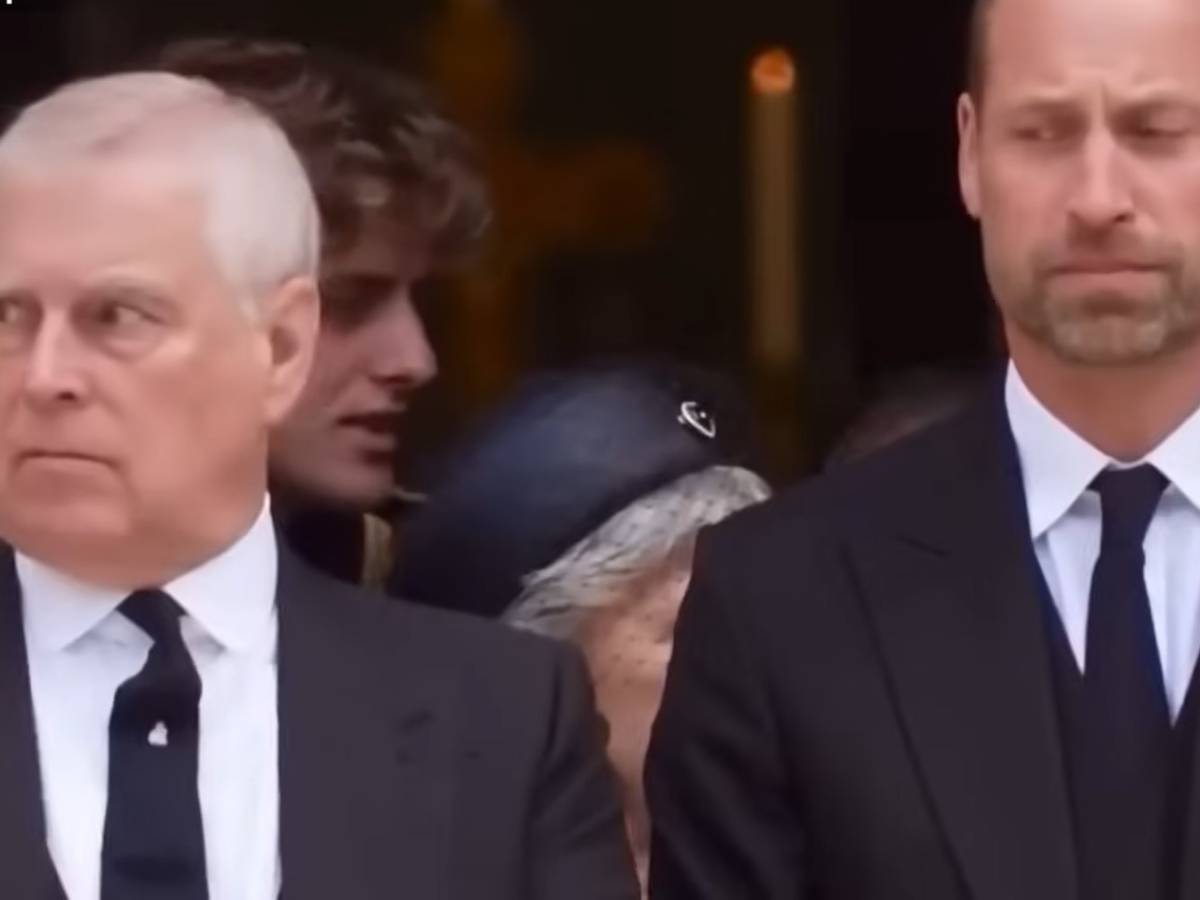 William e Carlo lasciano il funerale della Duchessa di Kent, la rabbia contro Andrea William e Carlo lasciano il funerale della Duchessa di Kent, la rabbia contro Andrea