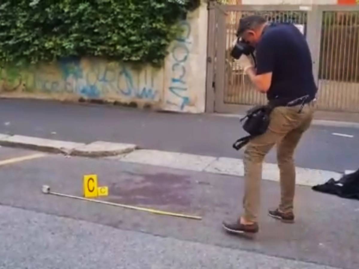 Milano, accoltellato per strada da una decina di persone: 32enne grave Milano, accoltellato per strada da una decina di persone: 32enne grave