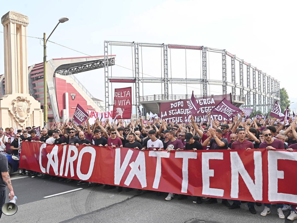 "Cairo Vattene". Tifosi del Torino in corteo, c "Cairo Vattene". Tifosi del Torino in corteo, c