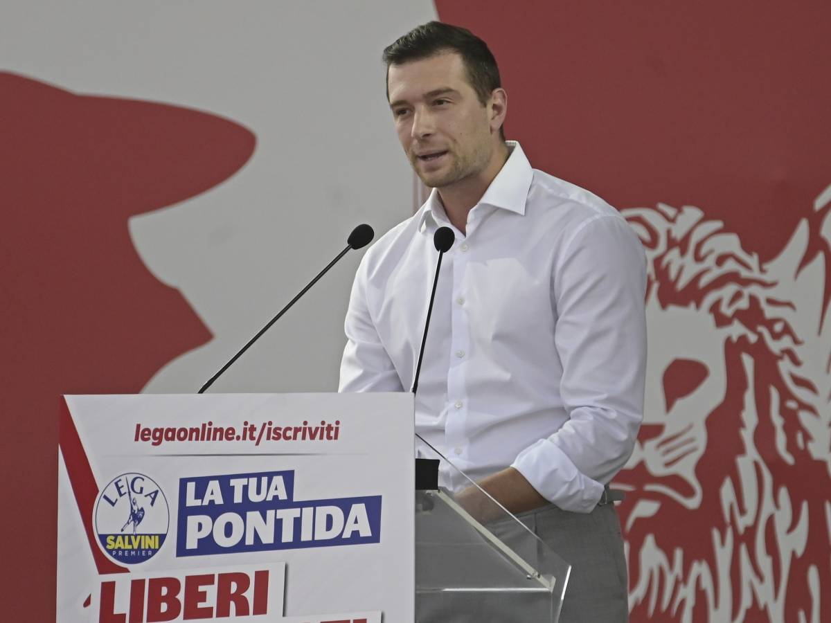 Il bagno di folla con figli, nipoti e Francesca. E dona a Bardella l Il bagno di folla con figli, nipoti e Francesca. E dona a Bardella l