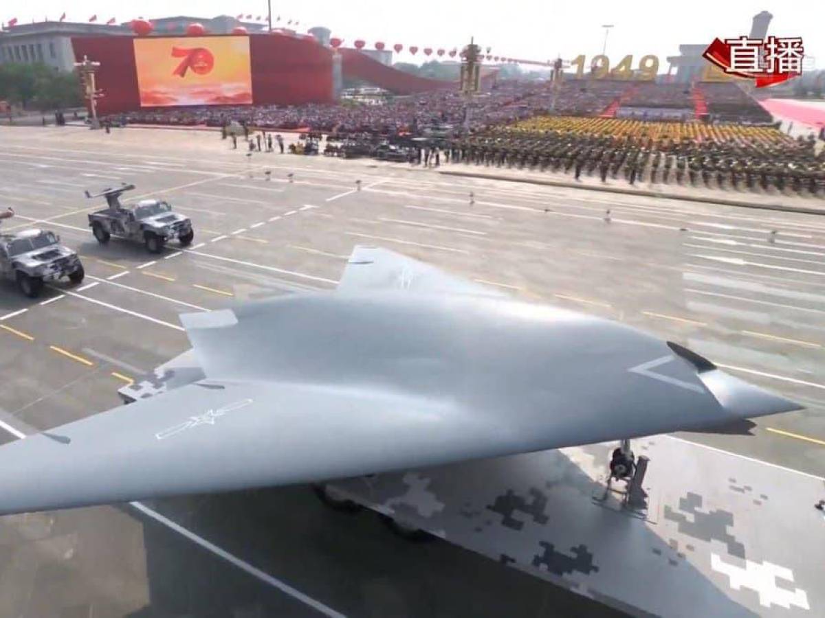 La Cina schiera i droni stealth GJ-11: cosa svelano le immagini satellitari sullo Sharp Sword
