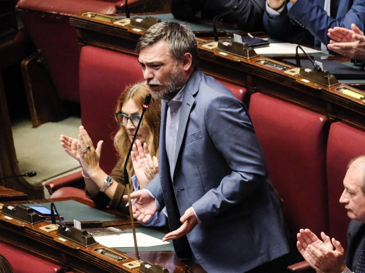 Bagarre alla Camera durante il ricordo di Charlie Kirk. Scontro tra Fdi e M5S