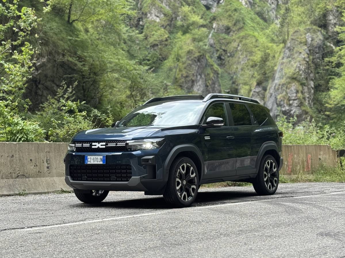 Dacia Bigster Hybrid: la scoperta della Val Taleggio a bordo del nuovo SUV ibrido