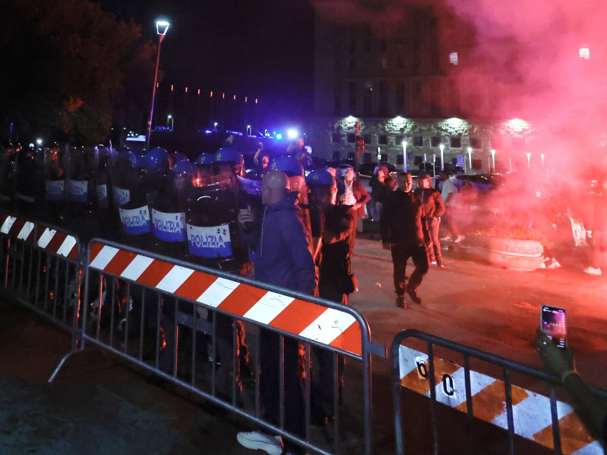 Vernice rossa contro la polizia alla Farnesina: nuova provocazione dei pro Pal