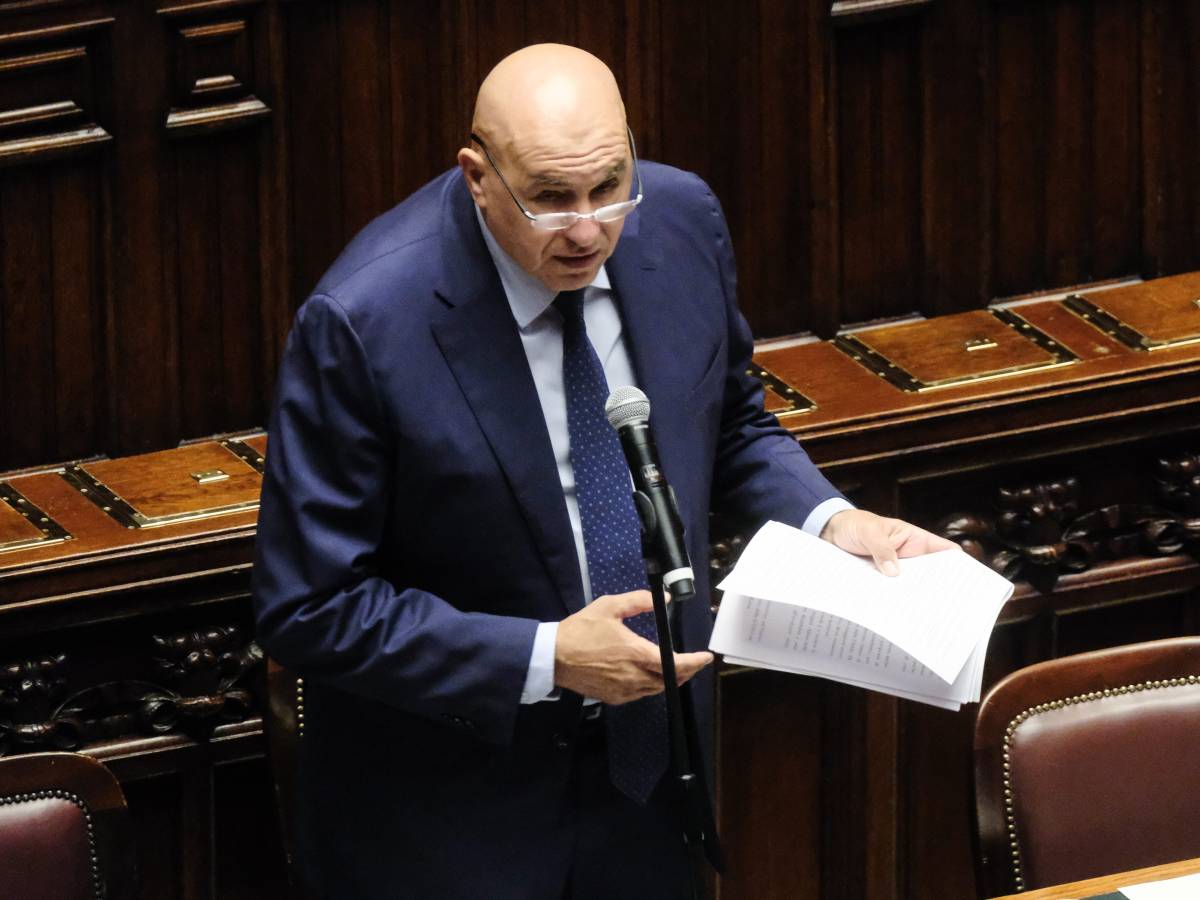 Cori fascisti a Parma, Crosetto: "Vanno presi a calci e mandati via" Cori fascisti a Parma, Crosetto: "Vanno presi a calci e mandati via"