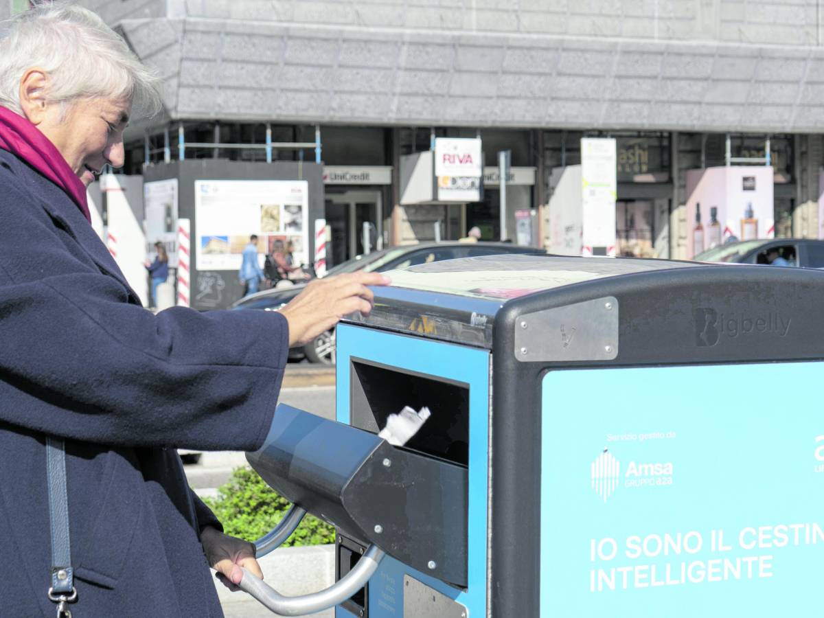Amsa, 60 cestoni intelligenti: compattano grazie al sole