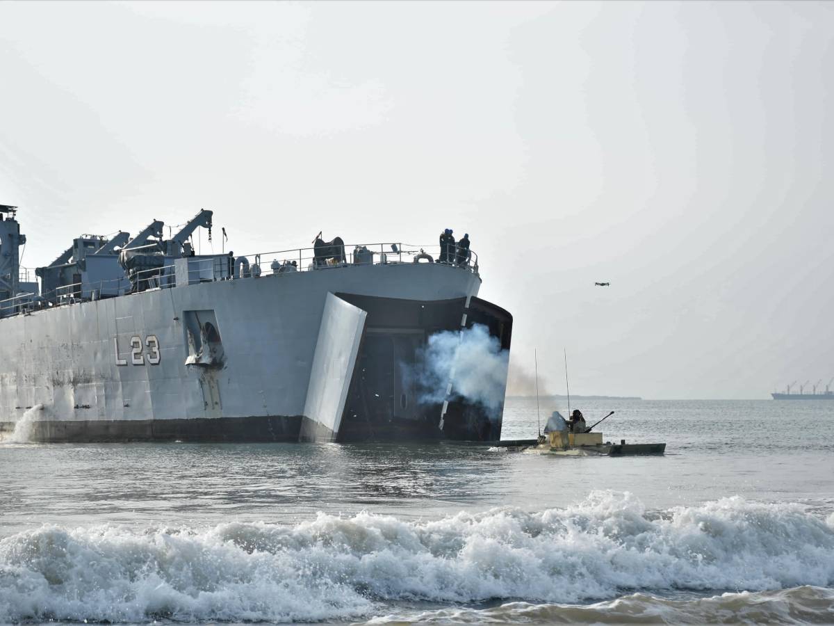 navi da guerra in azione la strana esercitazione militare anfibia nell oceano indiano