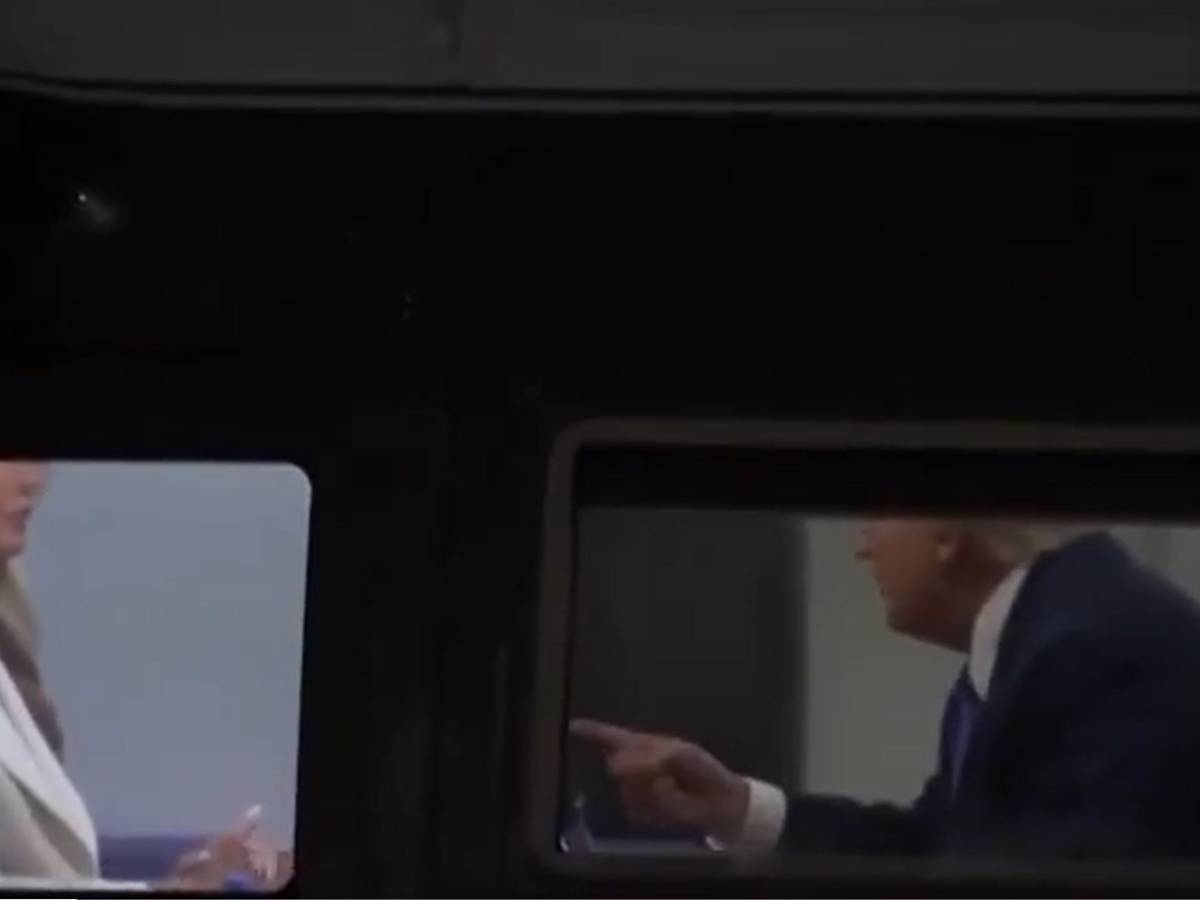 Trump, Melania e quel dito puntato. È giallo sul video: cosa è successo