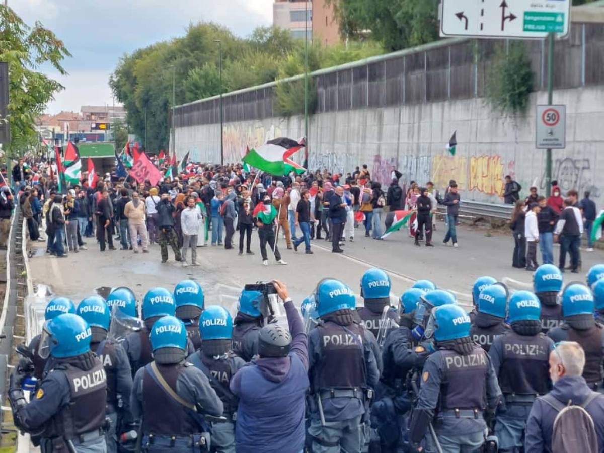 Piazza in fiamme: quando la protesta smette di essere pacifica