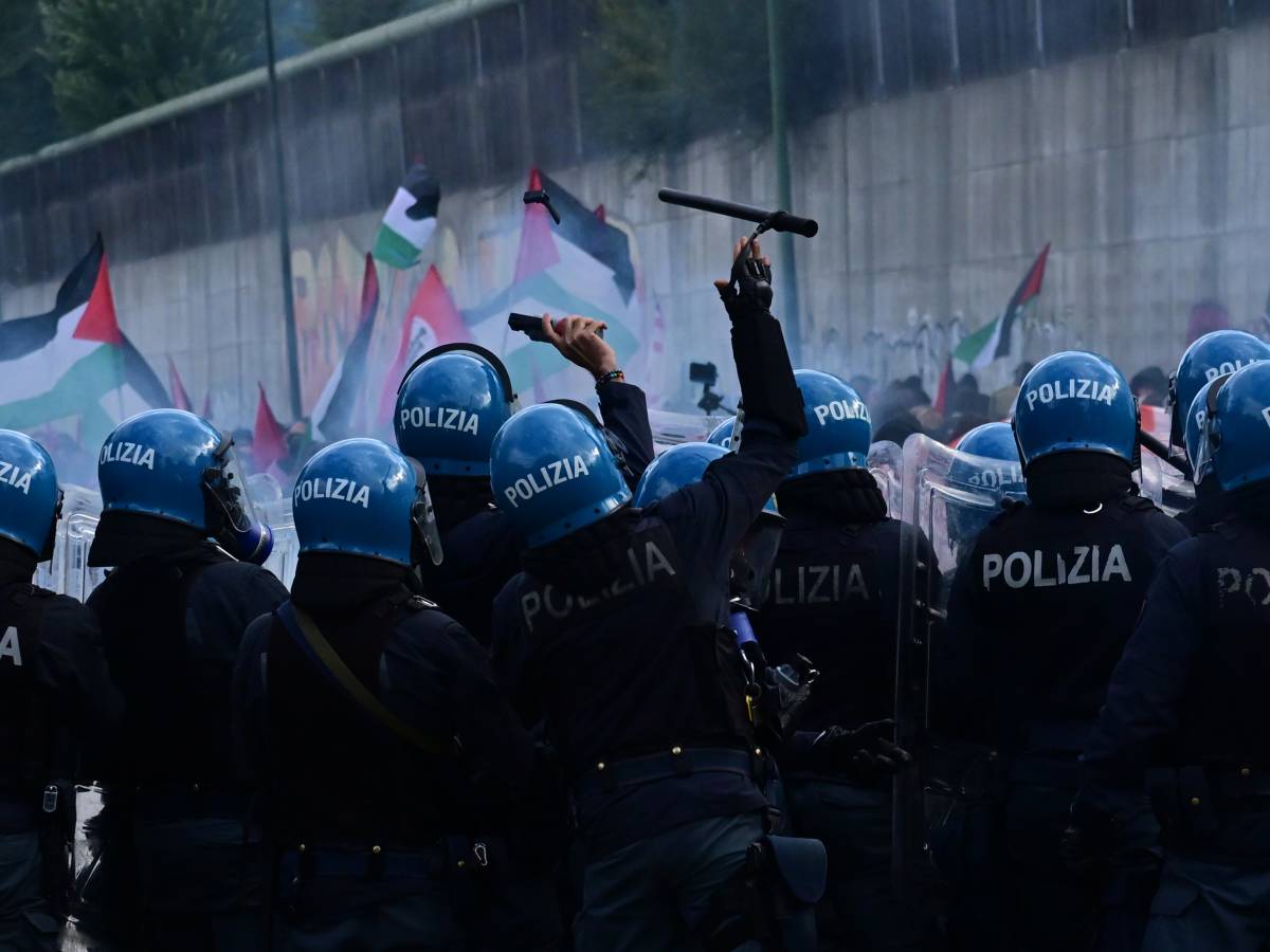 a torino 232 guerriglia pro pal scontri e lanci di pietre e bottiglie attivisti vicini alla pista di caselle